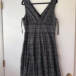 Jessica Howard Black and White V-Neck Tiered Midi Dress